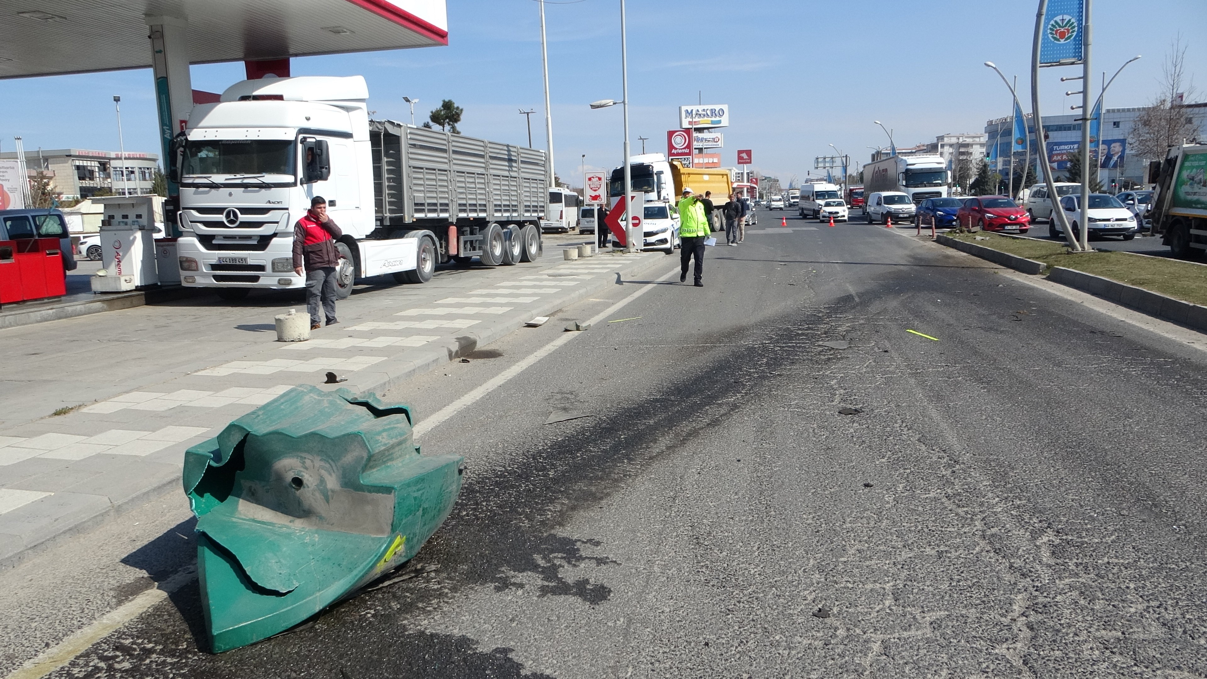 Önce Refüje Sonra Akaryakıt İstasyonuna Daldı