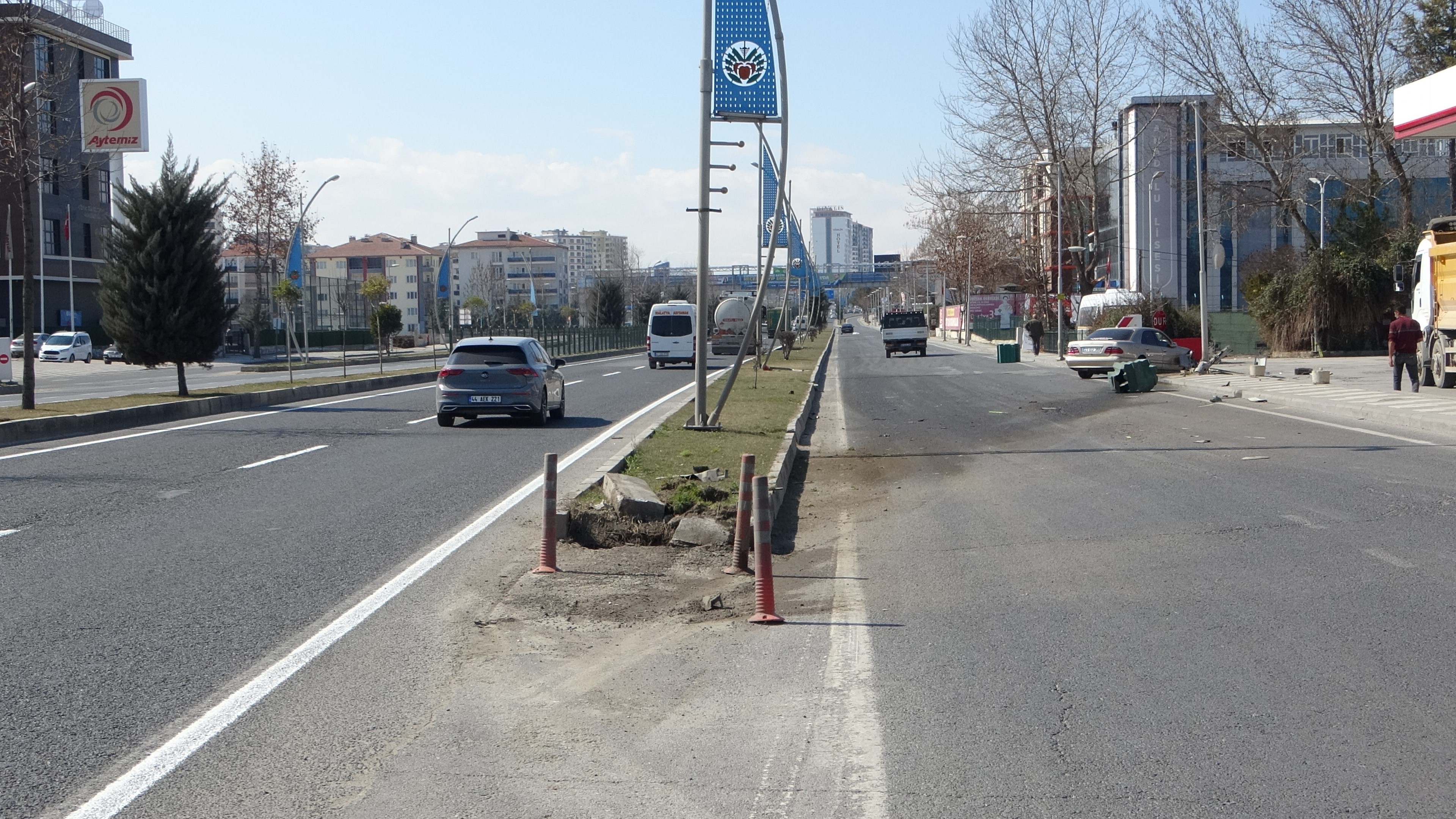 Önce Refüje Sonra Akaryakıt İstasyonuna Daldı