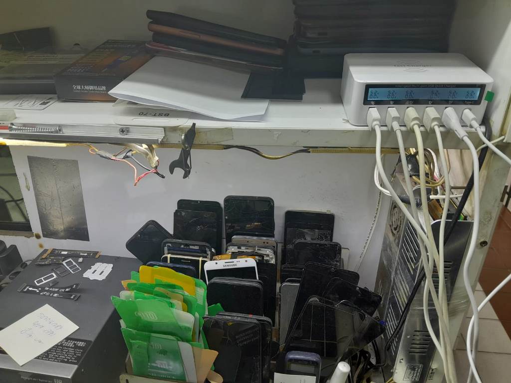 TELEFON TAMİRCİLERİ EN YOĞUN GÜNLERİNİ YAŞIYOR