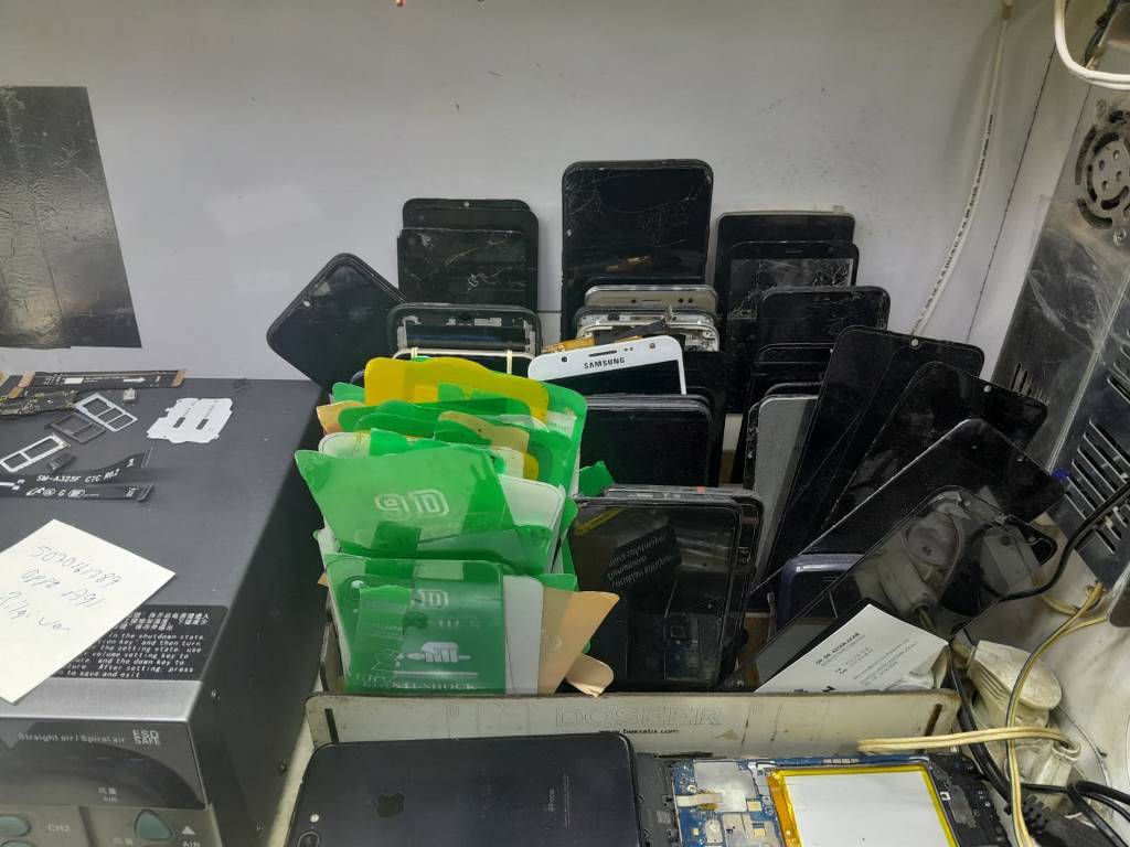 TELEFON TAMİRCİLERİ EN YOĞUN GÜNLERİNİ YAŞIYOR