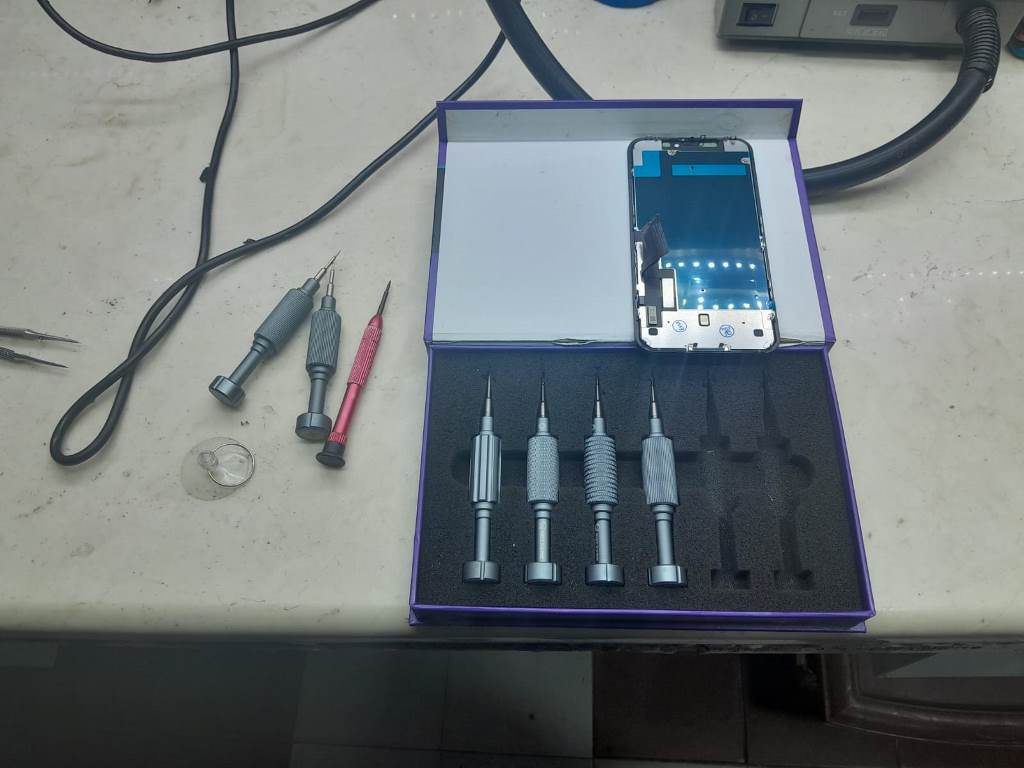 TELEFON TAMİRCİLERİ EN YOĞUN GÜNLERİNİ YAŞIYOR
