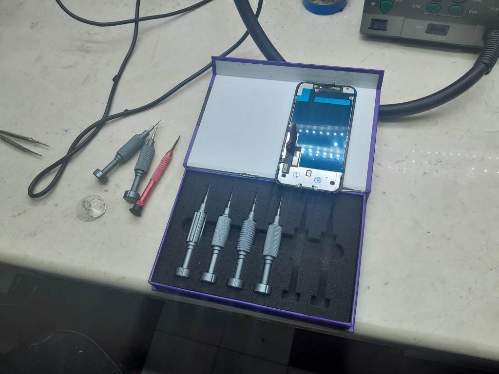 TELEFON TAMİRCİLERİ EN YOĞUN GÜNLERİNİ YAŞIYOR