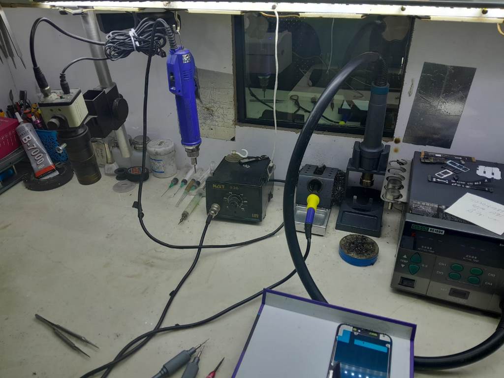 TELEFON TAMİRCİLERİ EN YOĞUN GÜNLERİNİ YAŞIYOR