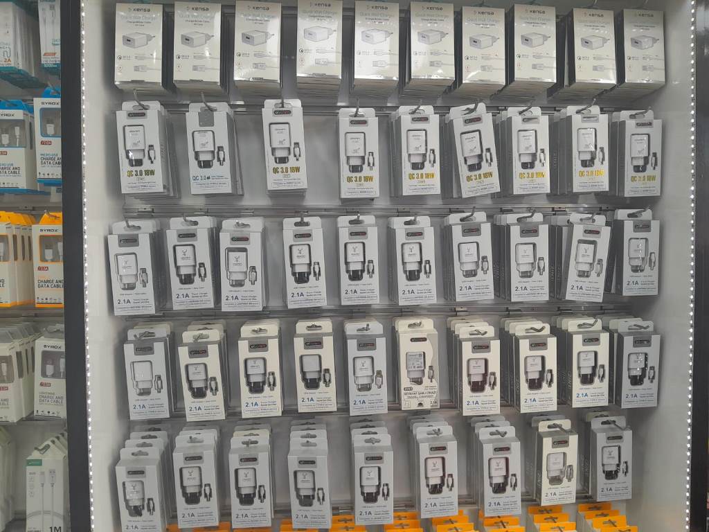 TELEFON TAMİRCİLERİ EN YOĞUN GÜNLERİNİ YAŞIYOR