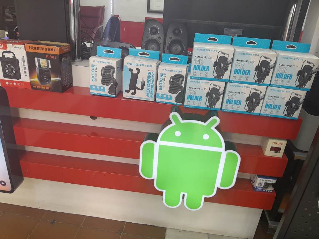 TELEFON TAMİRCİLERİ EN YOĞUN GÜNLERİNİ YAŞIYOR