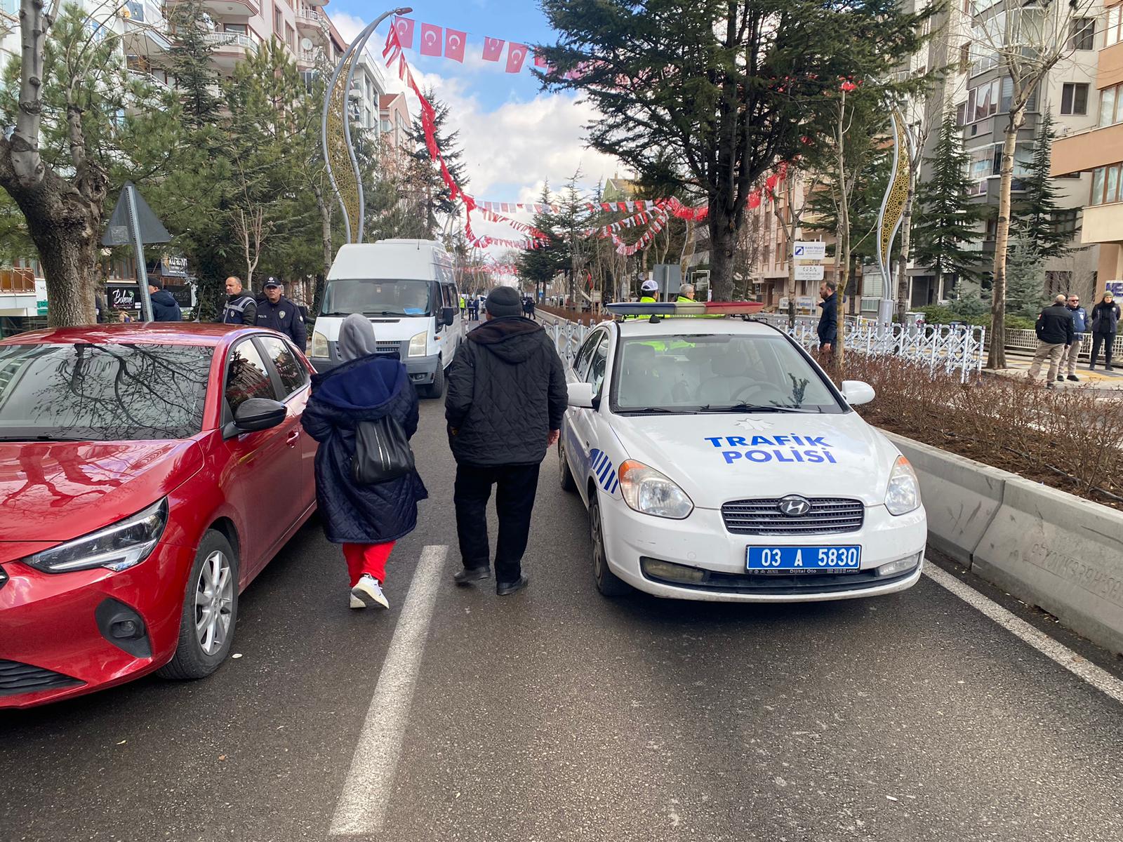 Afyon'da CHP'liler Genel Başkan Özel'i Bekliyor