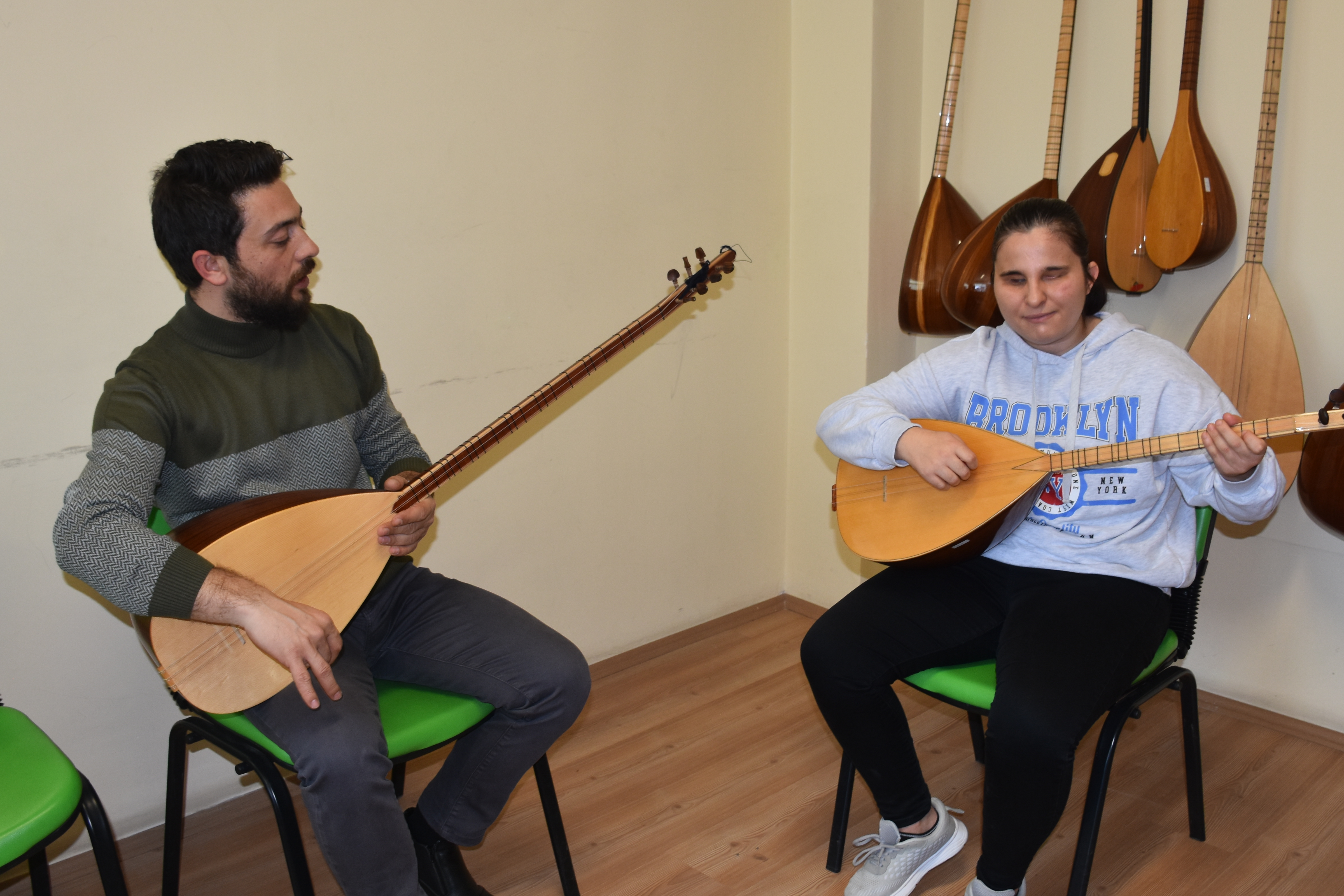 Görme Engelli Konservatuvar Öğrencisi Annesinin Desteğiyle Eğitimini Sürdürüyor