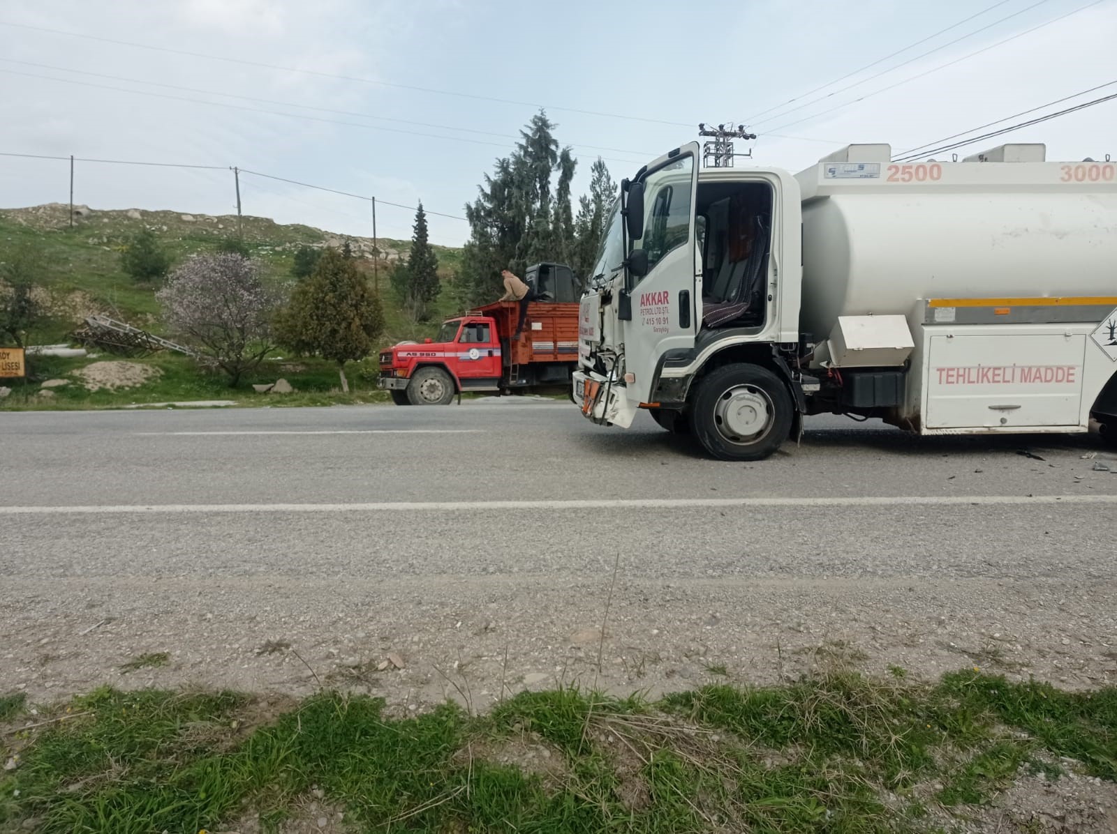 Tankerle Çarpışan Otomobil Sürücüsü Yola Fırladı