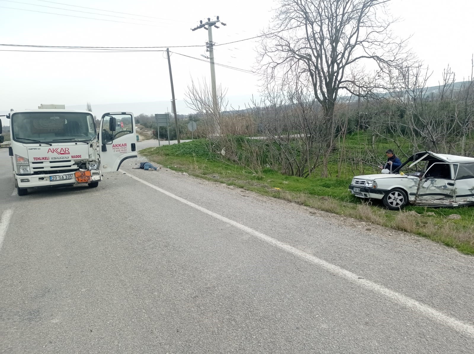 Tankerle Çarpışan Otomobil Sürücüsü Yola Fırladı
