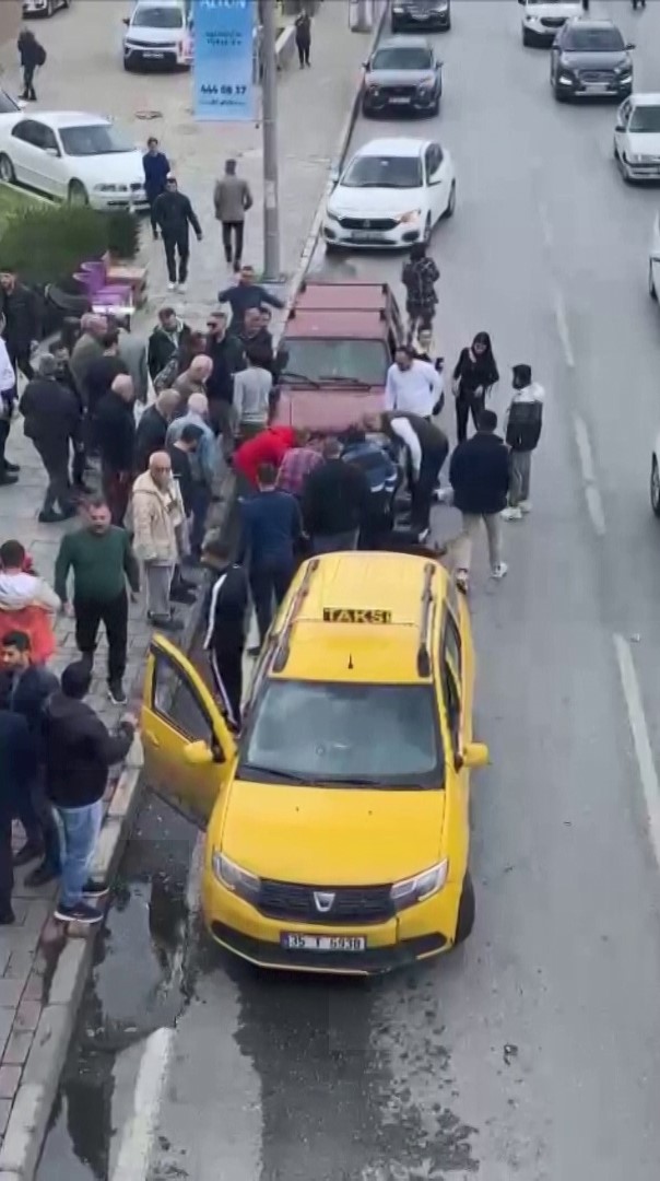 Trafikteki Laf Dalaşı Silahlı Kavgaya Döndü: 2 Yaralı