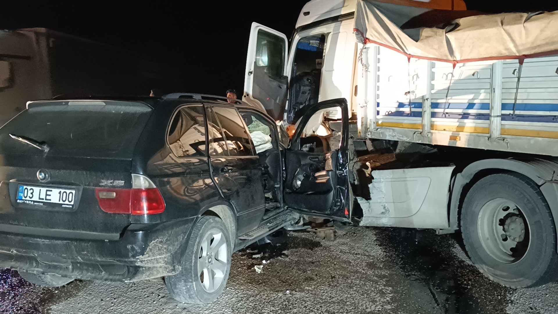 Afyon'da Tır ile Cip Çarpıştı