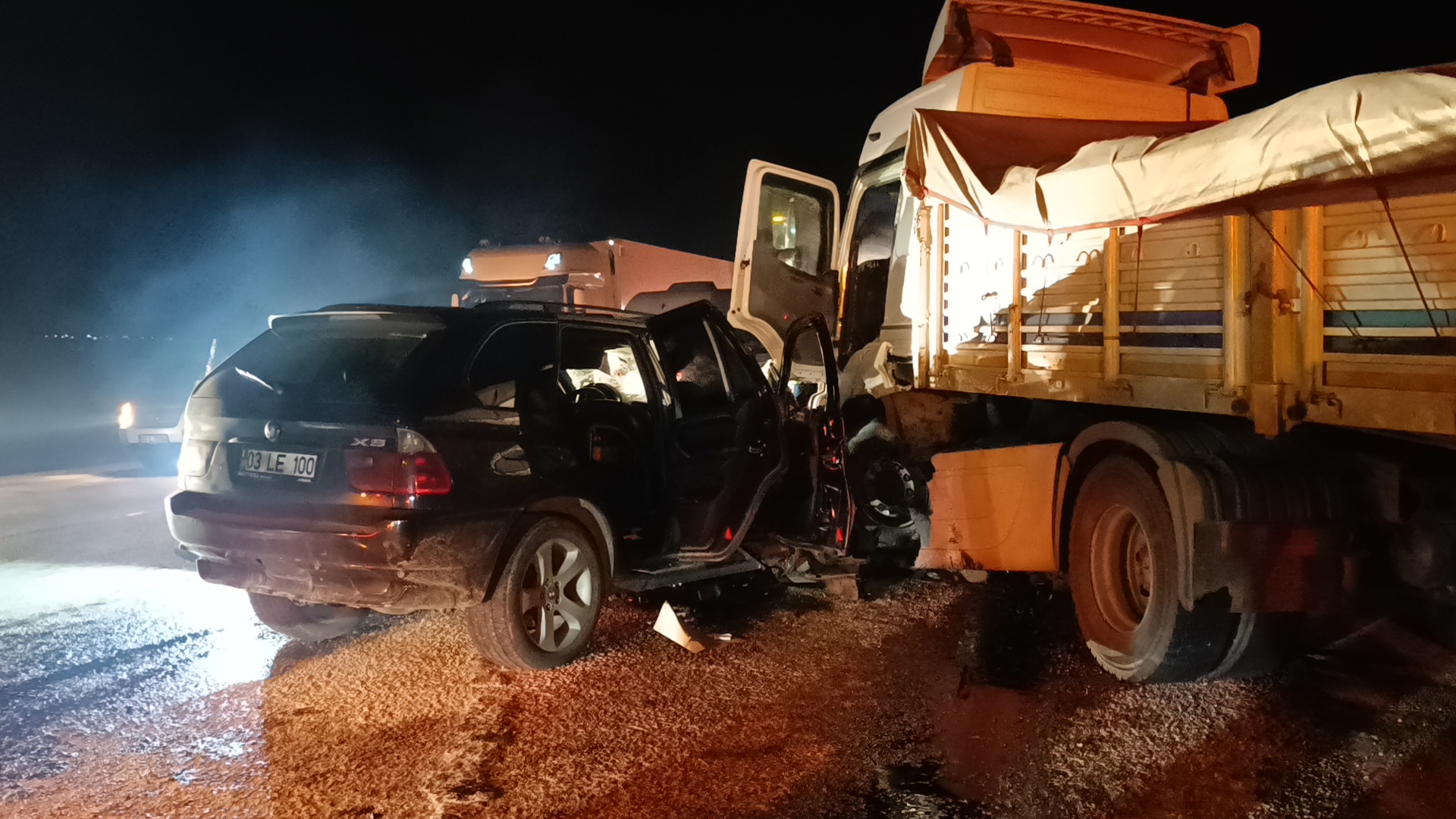 Afyon'da Tır ile Cip Çarpıştı