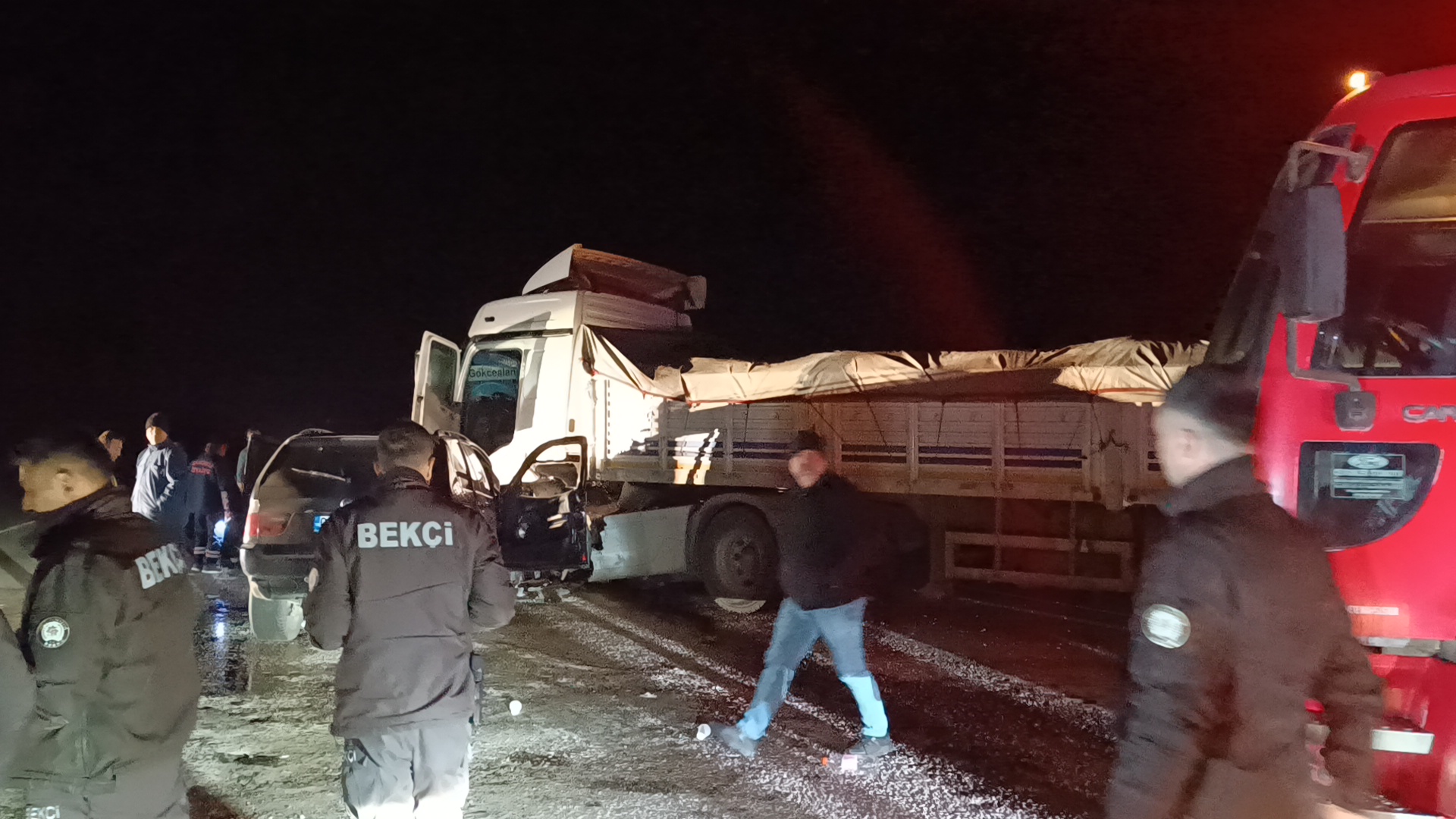 Afyon'da Tır ile Cip Çarpıştı