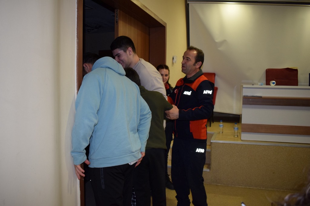 GÜREŞÇİLER AFET FARKINDALIK EĞİTİMİ ALDI