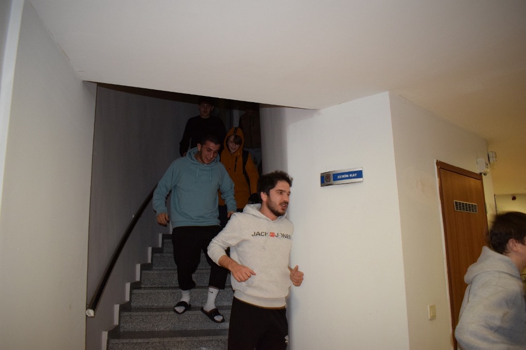 GÜREŞÇİLER AFET FARKINDALIK EĞİTİMİ ALDI