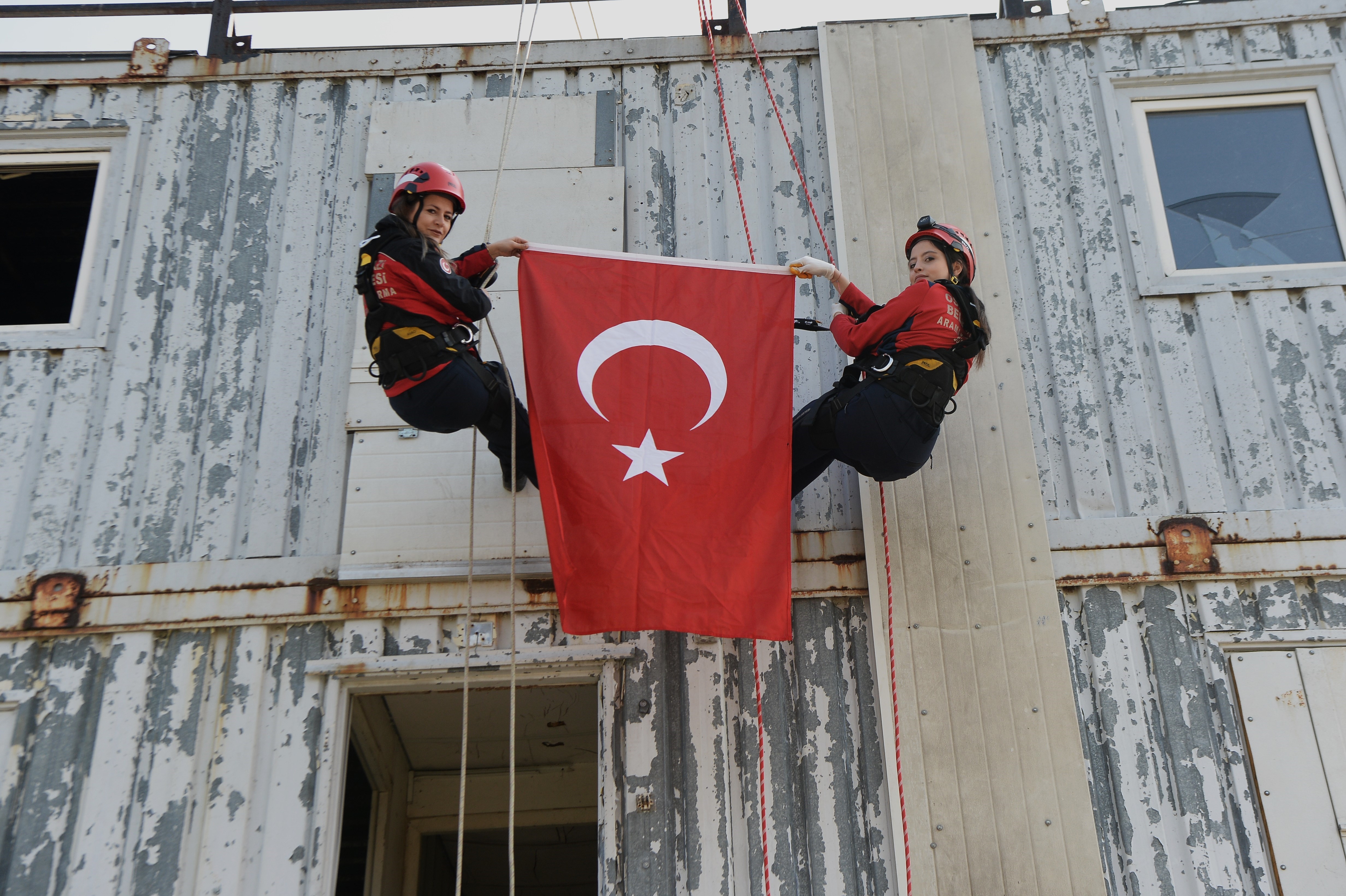 Bu Kadınlar Çok Farklı... Hem Belediyede Çalışıyor Hem Hayat Kurtarıyorlar