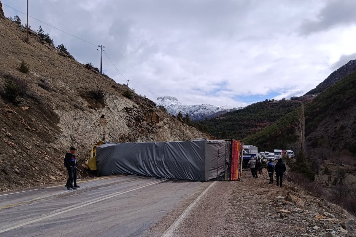 Kontrolden Çıkan Tır Yan Yattı: 1 Yaralı