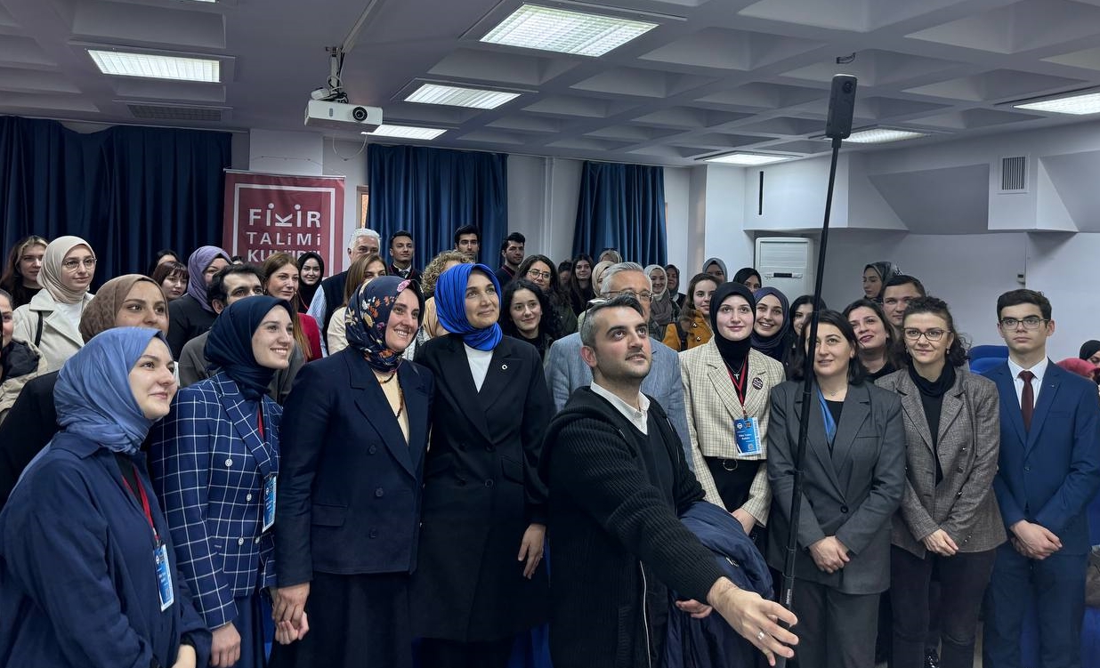 Afyonkarahisar Valisi Yiğitbaşı  İstanbul'da Üniversite Öğrencileriyle Bir Araya Geldi