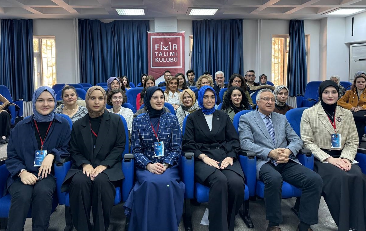 Afyonkarahisar Valisi Yiğitbaşı  İstanbul'da Üniversite Öğrencileriyle Bir Araya Geldi