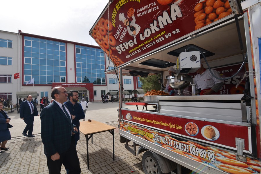 BAŞKAN DR. ÇÖL  ÖĞRENCİLERE  LOKMA İKRAMINDA BULUNDU