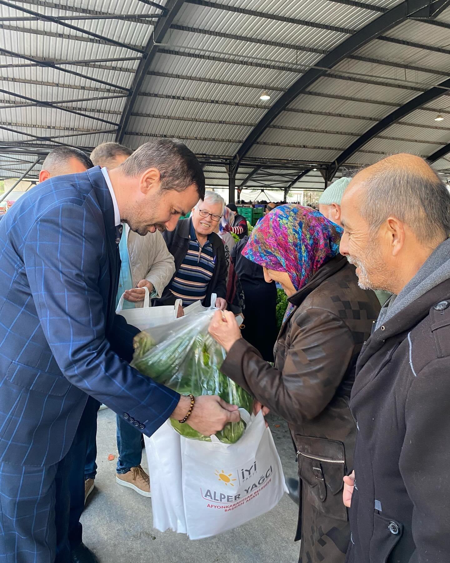 İYİ Partili Yağcı Pazarcı Esnafını Ziyaret Etti