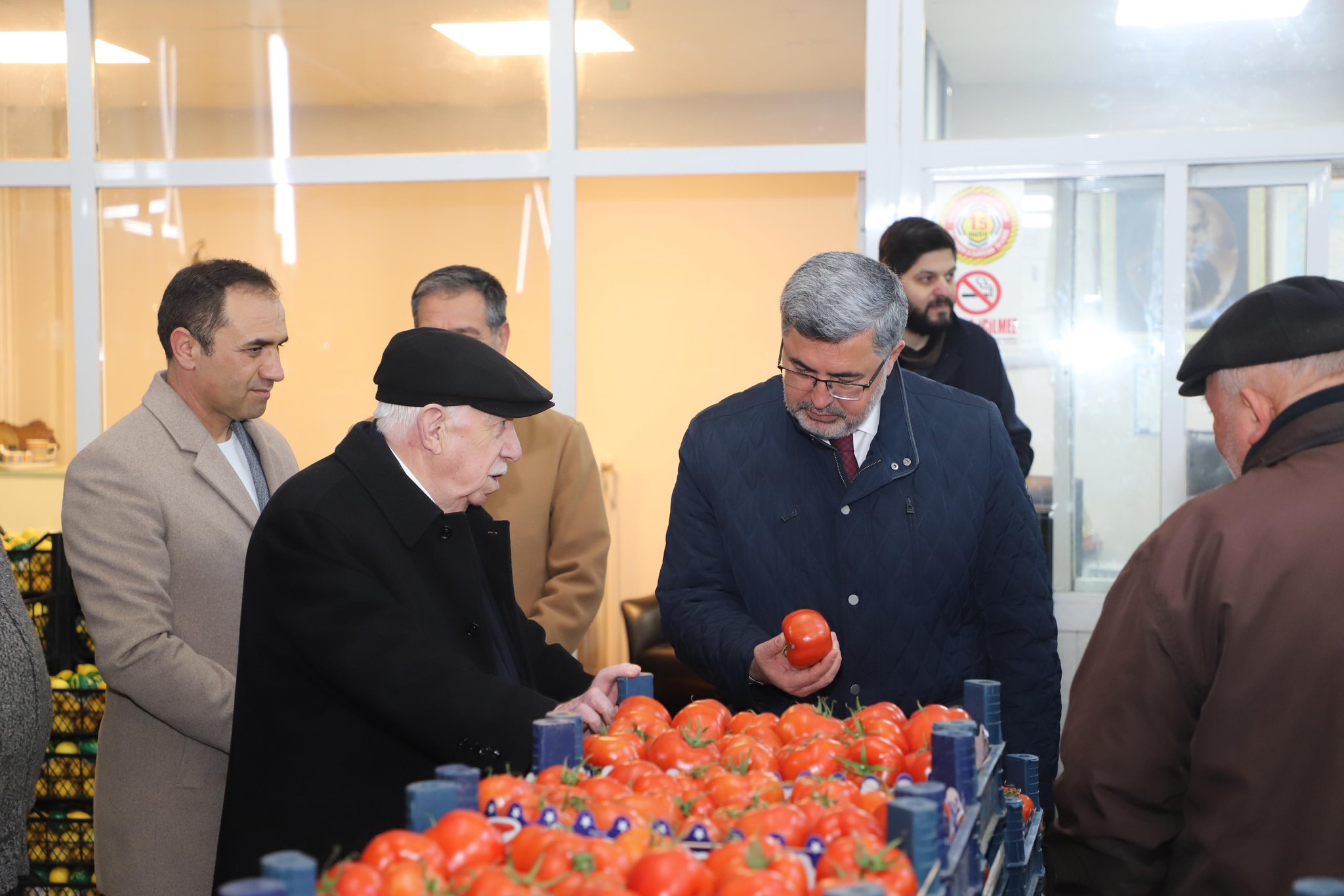 AK Partili Vekil Mesaisine Hal Esnafıyla Birlikte Başladı