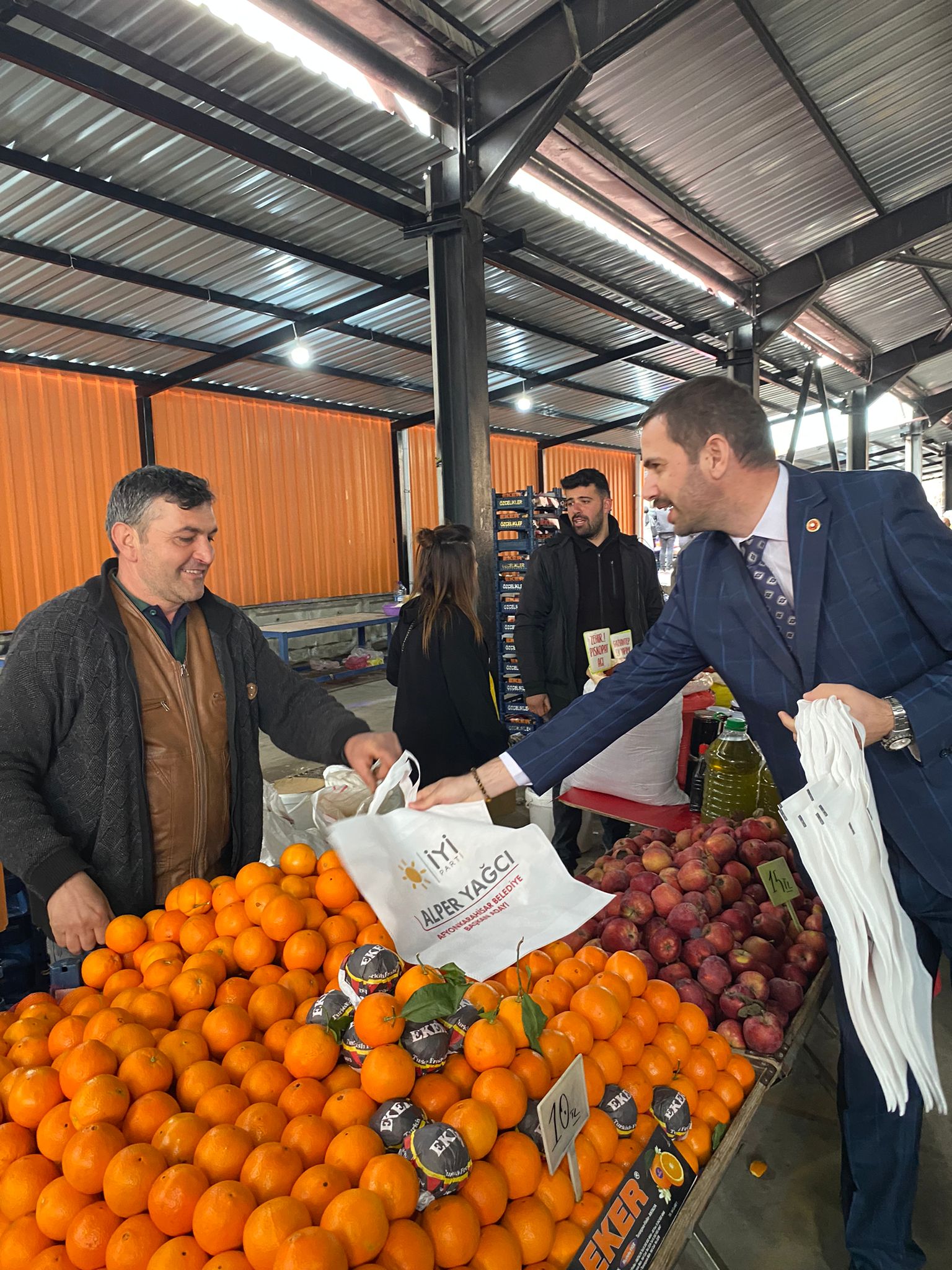 İYİ Partili Aday Esnafın Nabzını Yokladı