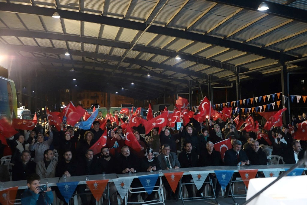 "BİZ HİZMETLE TELAŞLANIRKEN, BİRİLERİ HDP NE DER KANDİL NE DER KAYGISINDA"