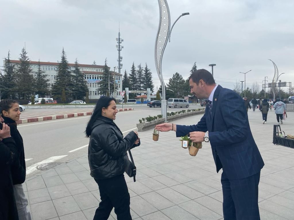 BAŞKAN ADAYI YAĞCI'DAN KADINLARA ÇİÇEKLİ KUTLAMA