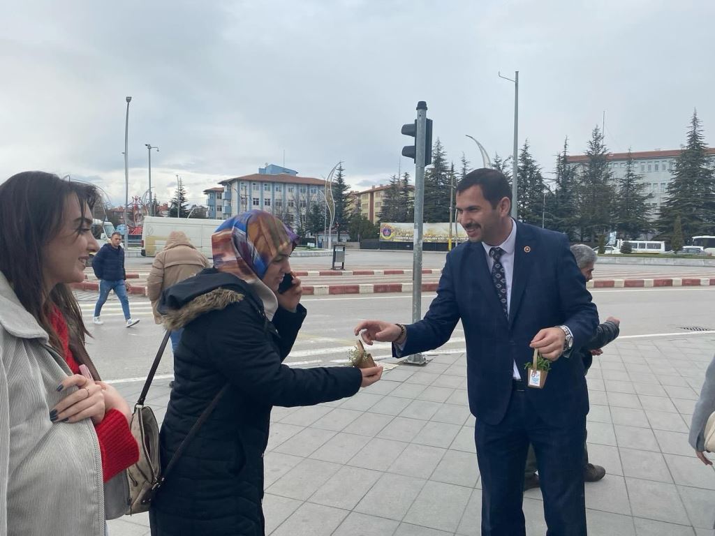 BAŞKAN ADAYI YAĞCI'DAN KADINLARA ÇİÇEKLİ KUTLAMA