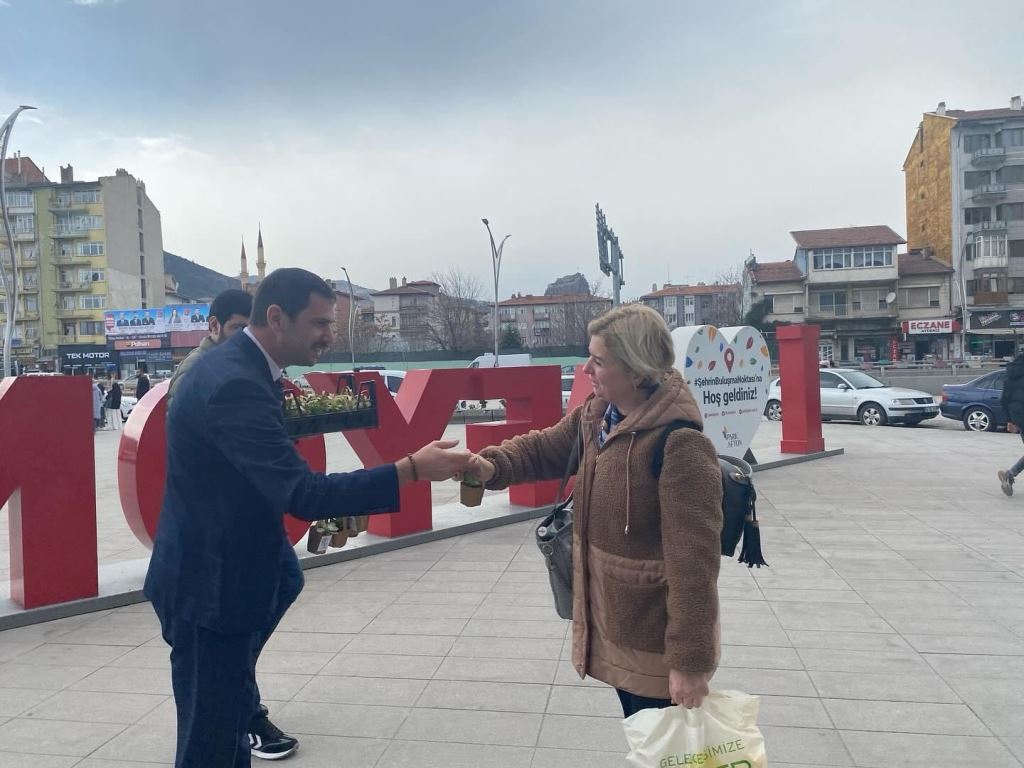 BAŞKAN ADAYI YAĞCI'DAN KADINLARA ÇİÇEKLİ KUTLAMA