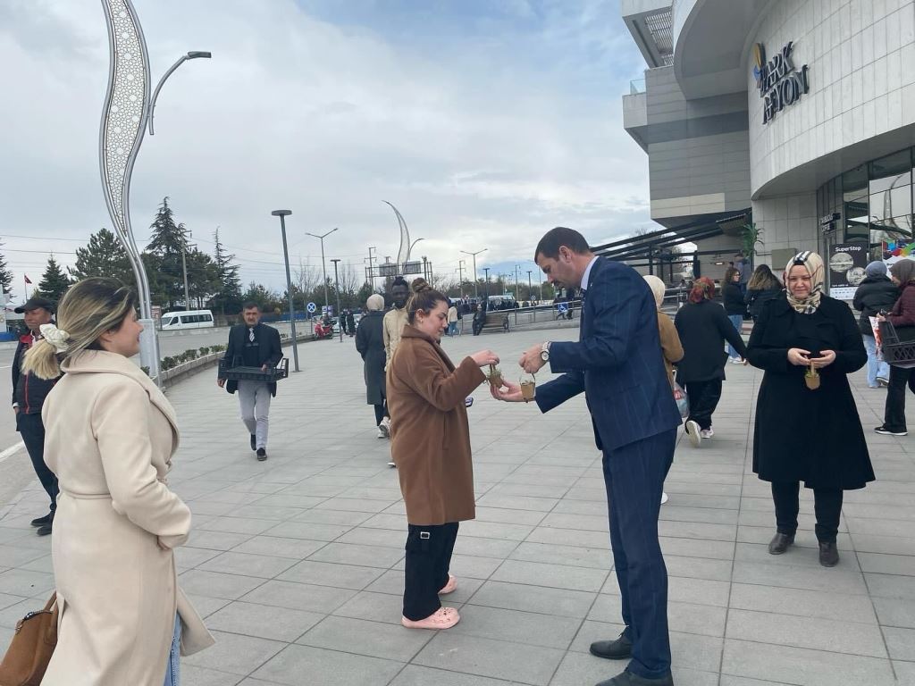 BAŞKAN ADAYI YAĞCI'DAN KADINLARA ÇİÇEKLİ KUTLAMA