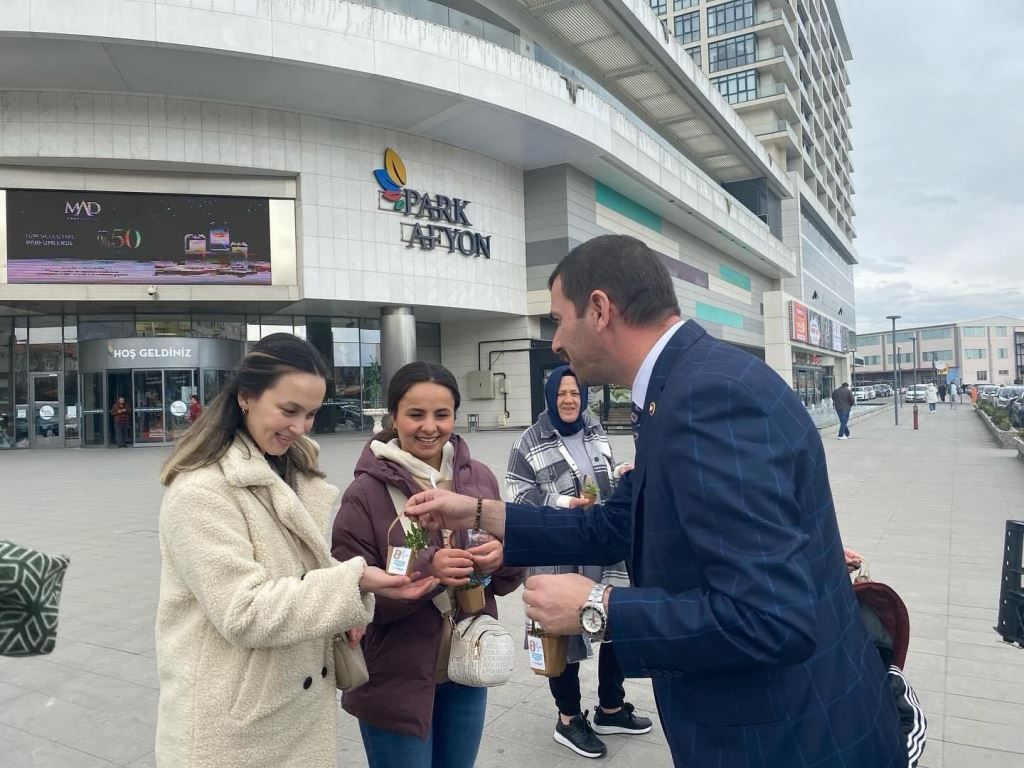 BAŞKAN ADAYI YAĞCI'DAN KADINLARA ÇİÇEKLİ KUTLAMA