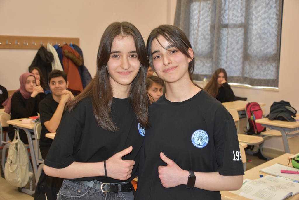 FEN LİSESİNİN 8 İKİZ ÖĞRENCİSİ BAŞARILARINI ÜNİVERSİTEDE DE SÜRDÜRMEK İSTİYOR