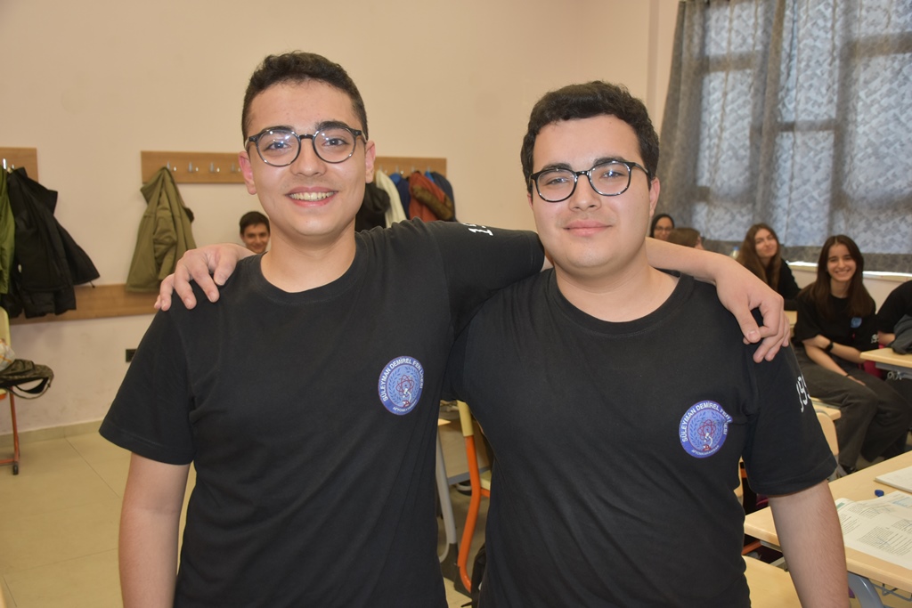 FEN LİSESİNİN 8 İKİZ ÖĞRENCİSİ BAŞARILARINI ÜNİVERSİTEDE DE SÜRDÜRMEK İSTİYOR
