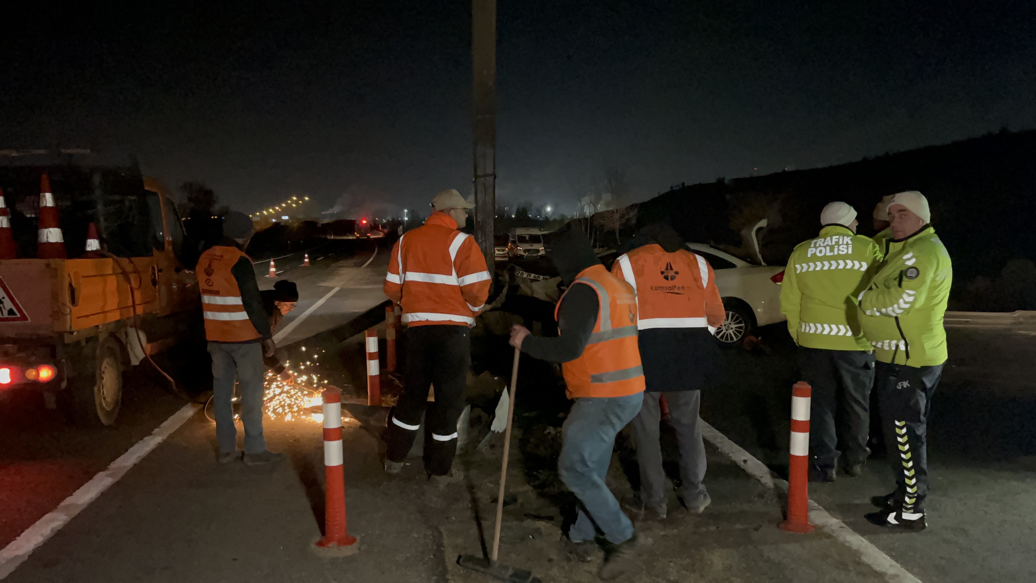 Feci Kaza: Direğe Çarpan Otomobilin Sürücüsü Hayatını Kaybetti