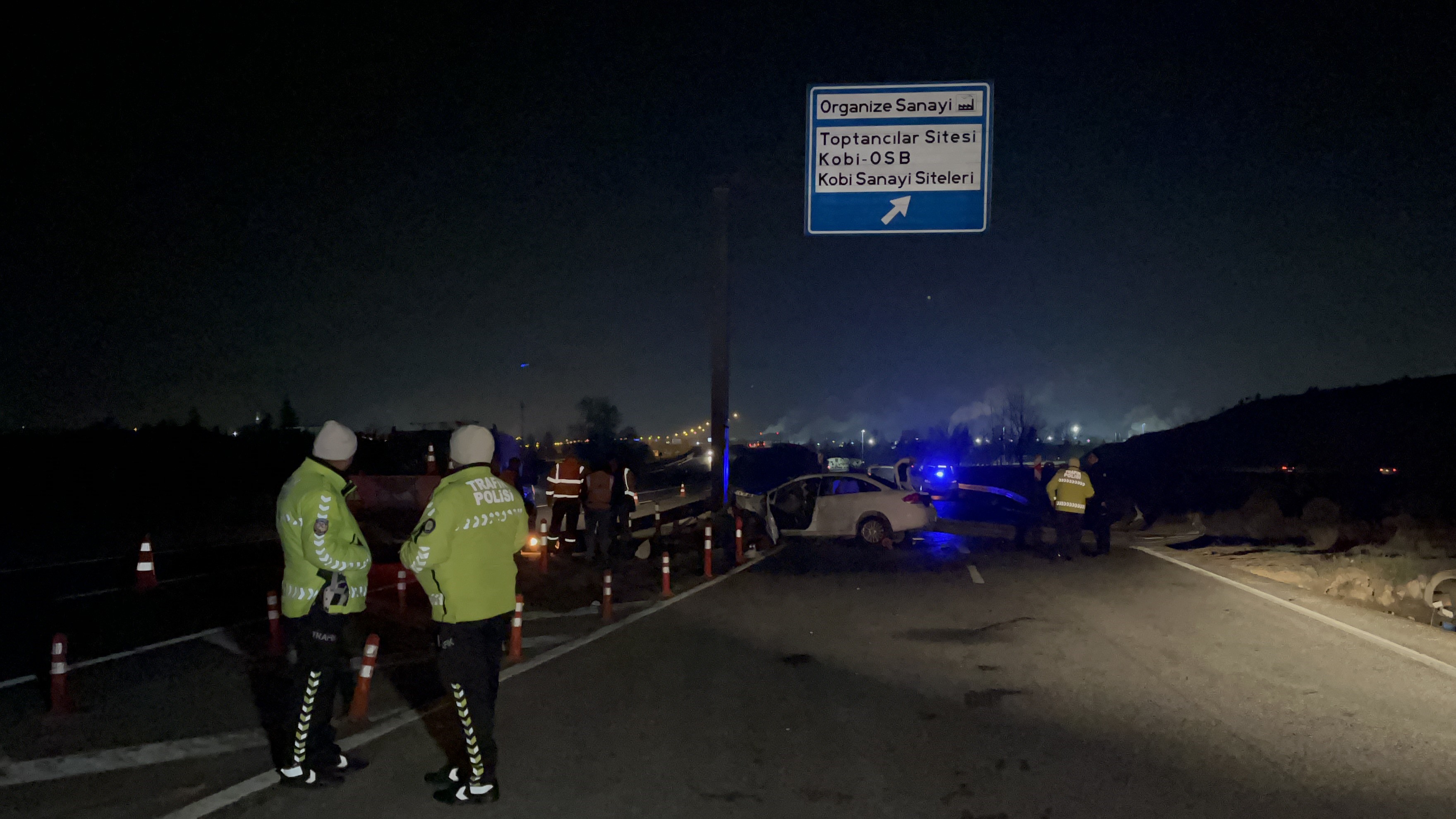 Feci Kaza: Direğe Çarpan Otomobilin Sürücüsü Hayatını Kaybetti