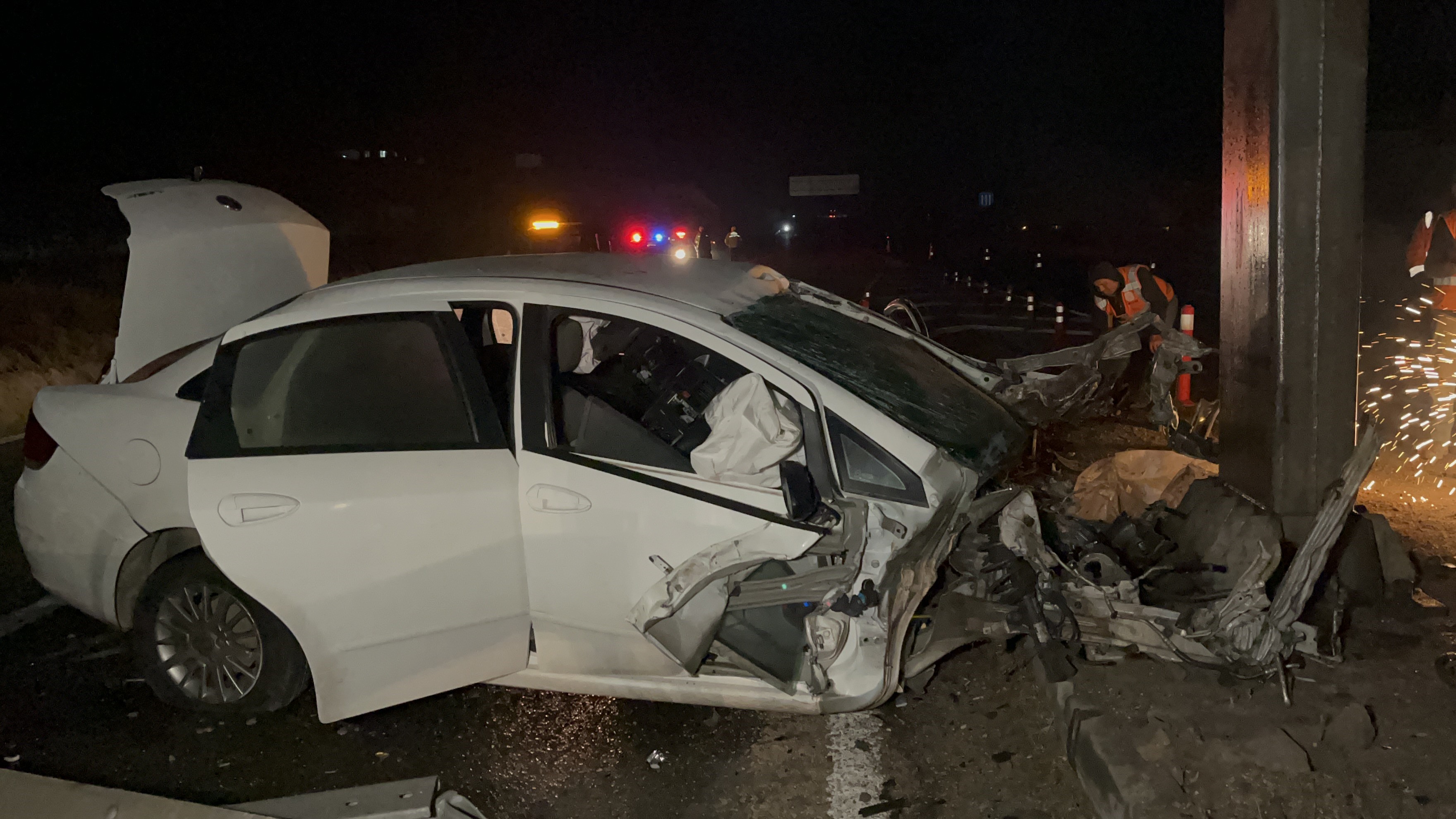 Feci Kaza: Direğe Çarpan Otomobilin Sürücüsü Hayatını Kaybetti