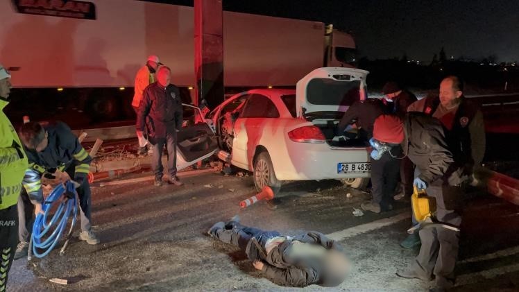 Feci Kaza: Direğe Çarpan Otomobilin Sürücüsü Hayatını Kaybetti