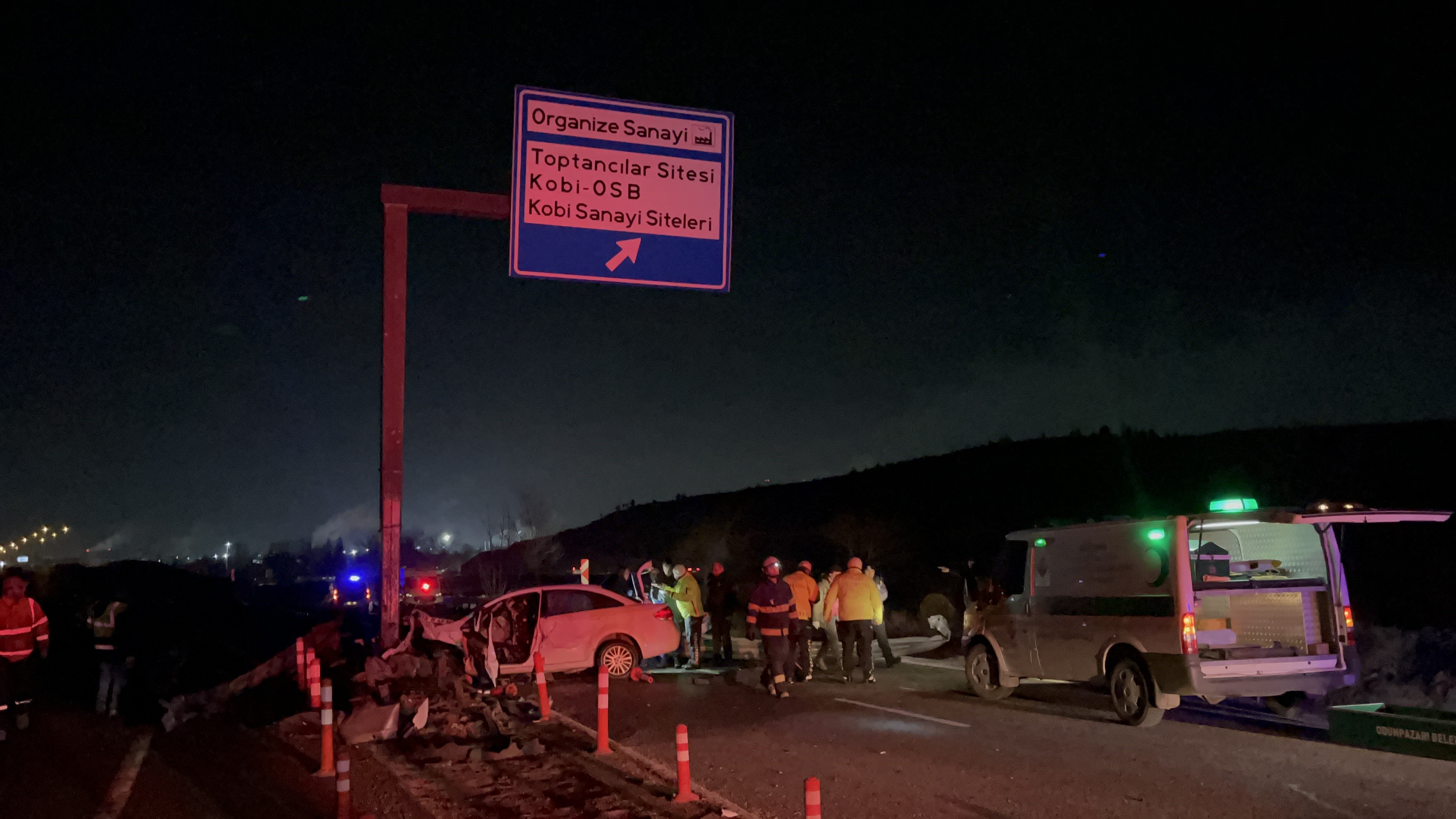 Feci Kaza: Direğe Çarpan Otomobilin Sürücüsü Hayatını Kaybetti