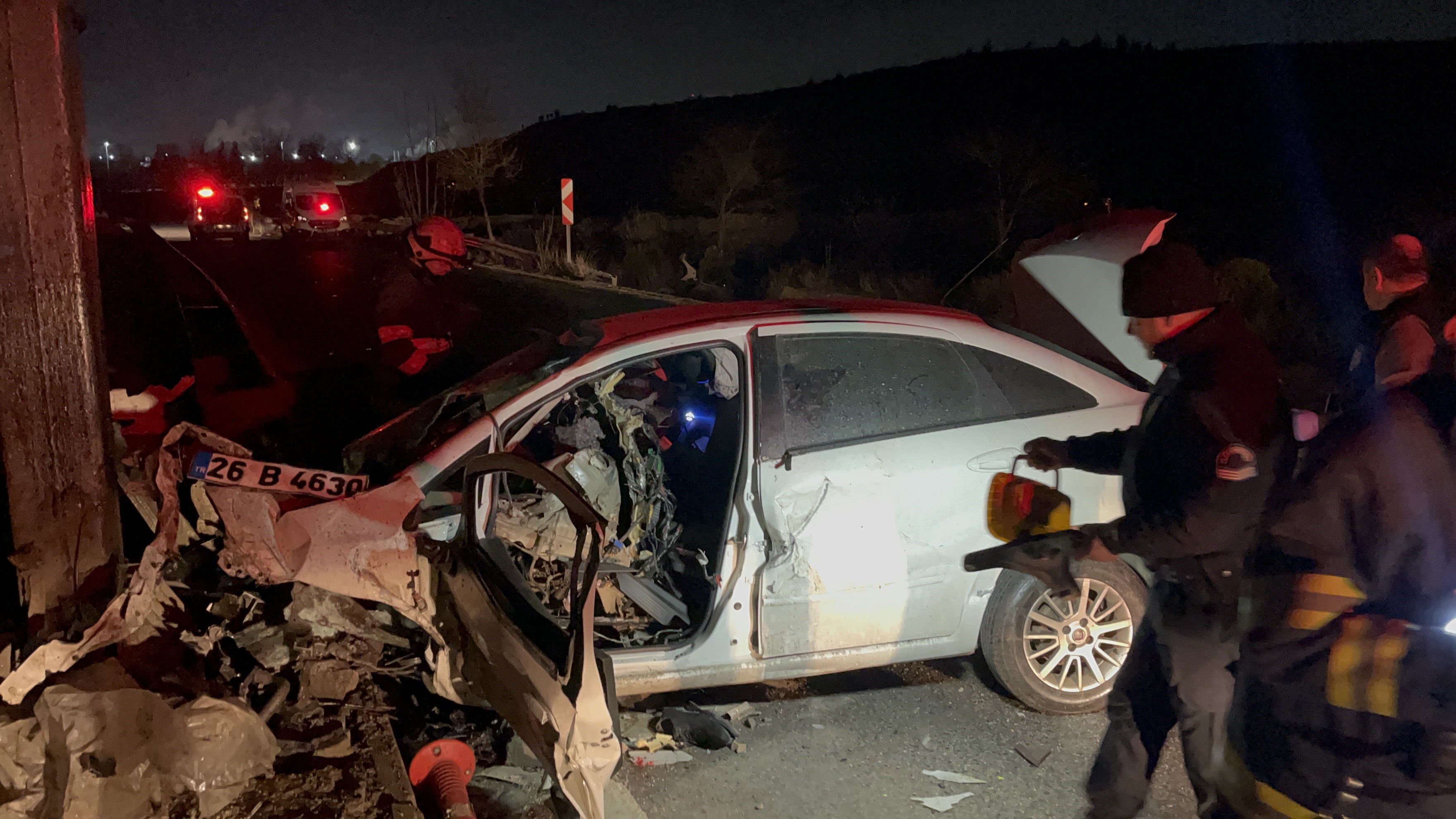 Feci Kaza: Direğe Çarpan Otomobilin Sürücüsü Hayatını Kaybetti