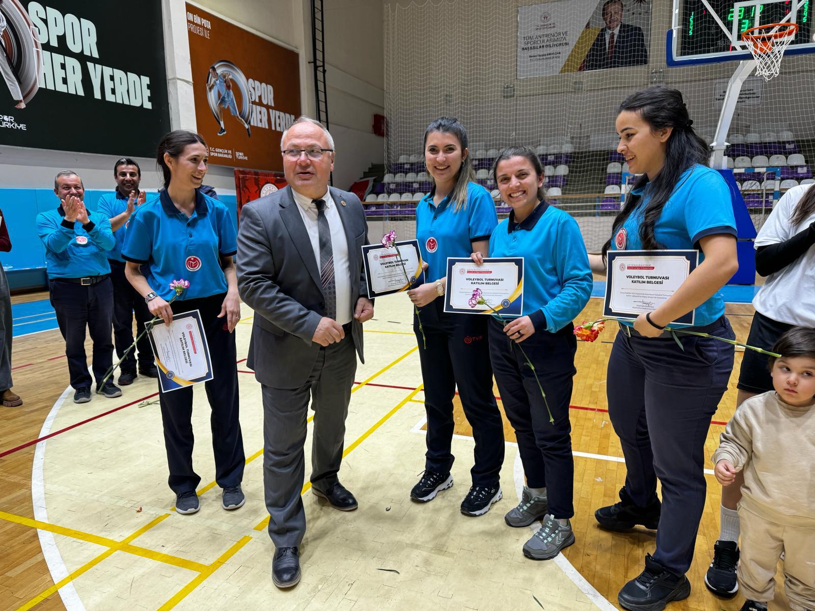 8 Mart Dünya Kadınlar Günü Voleybol Müsabakası Tamamlandı