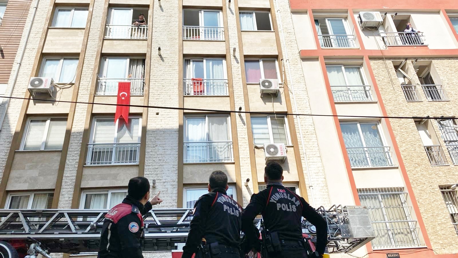 Öldü Sandılar, Şehir Dışında Çıktı