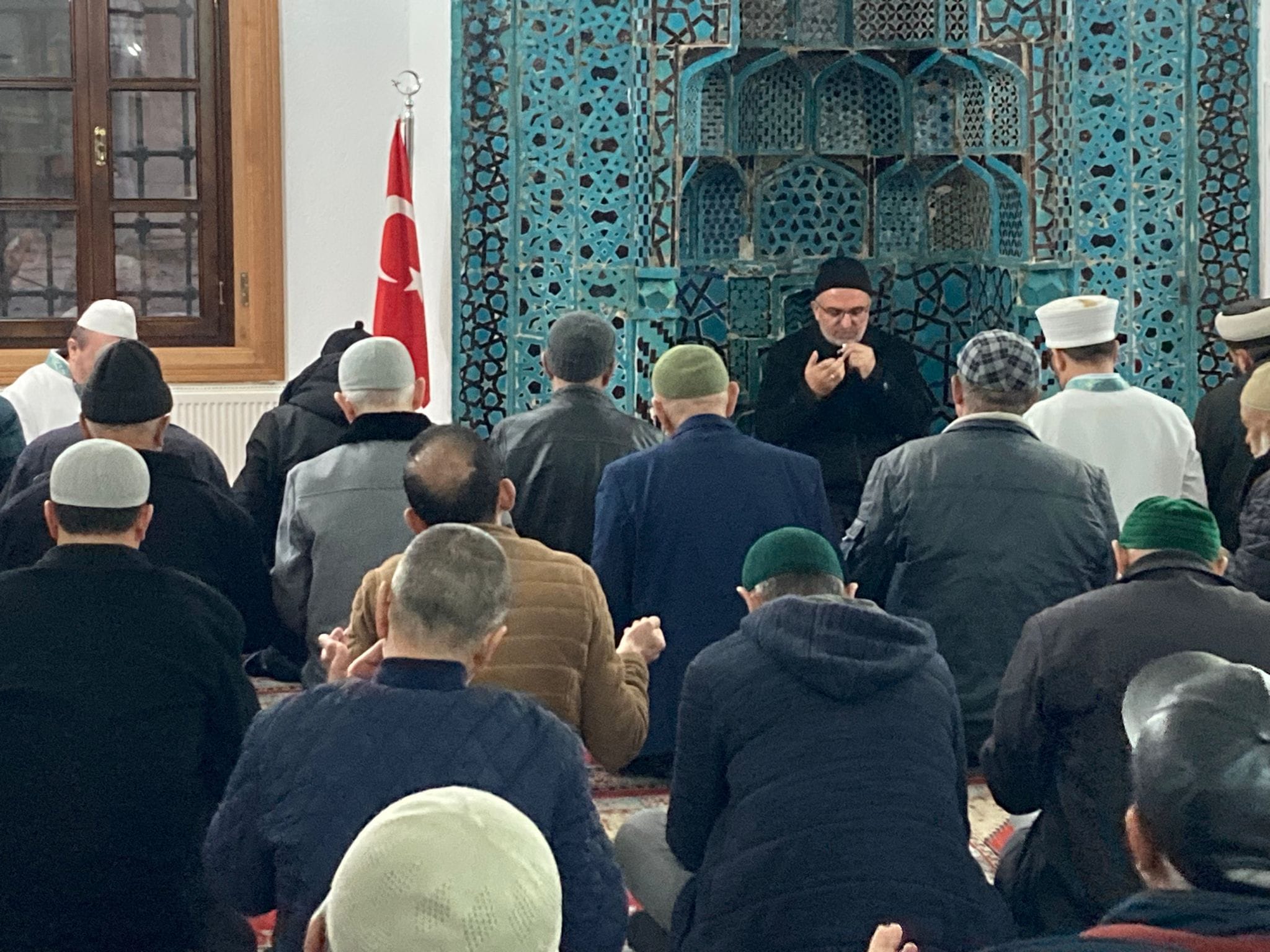 PROF YILDIRIM AFYONLULARLA SABAH NAMAZINDA BULUŞTU