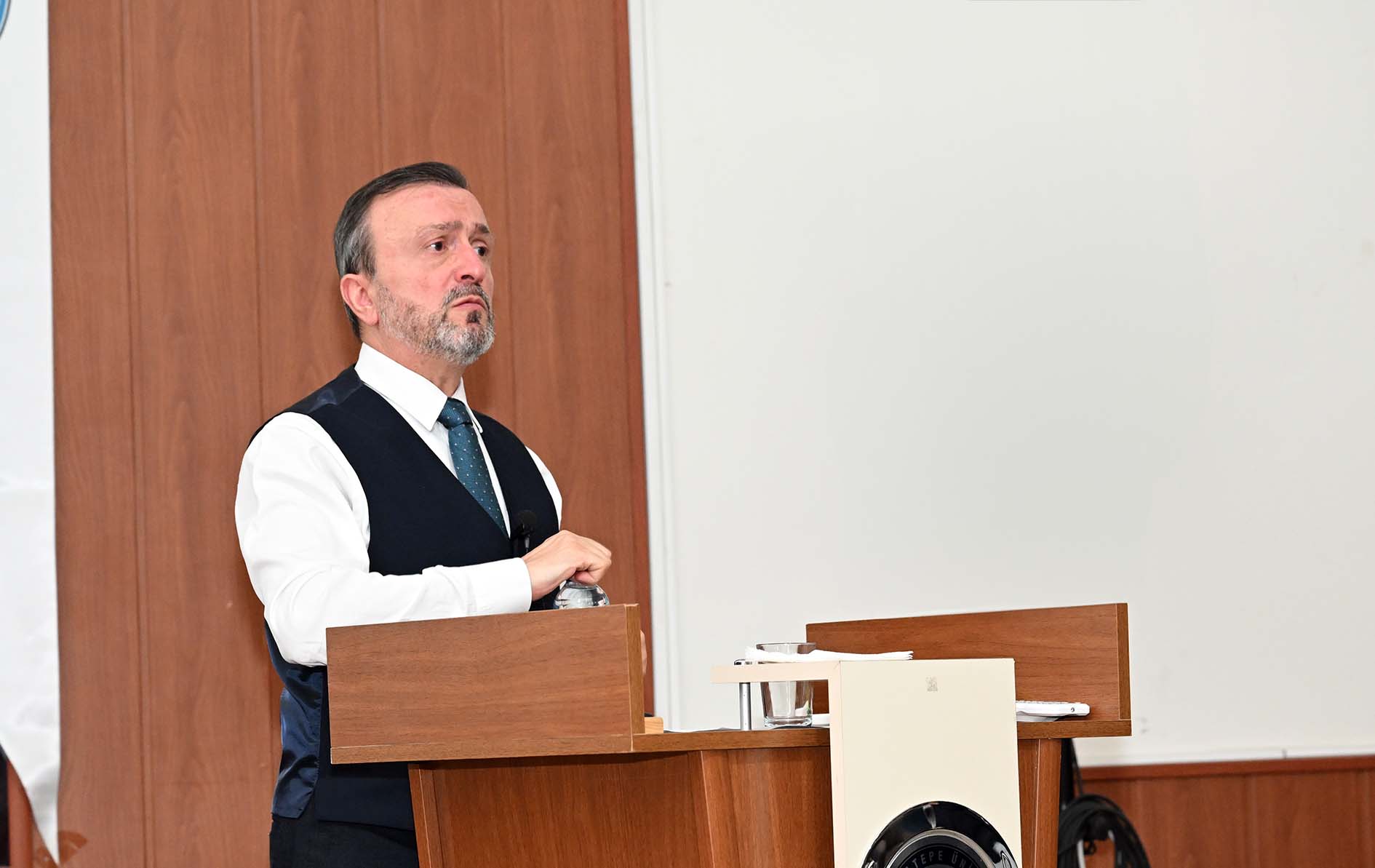AKÜ'de ''Kuran Bize Yeter Söylemi'' Konulu Konferansı Gerçekleştirildi