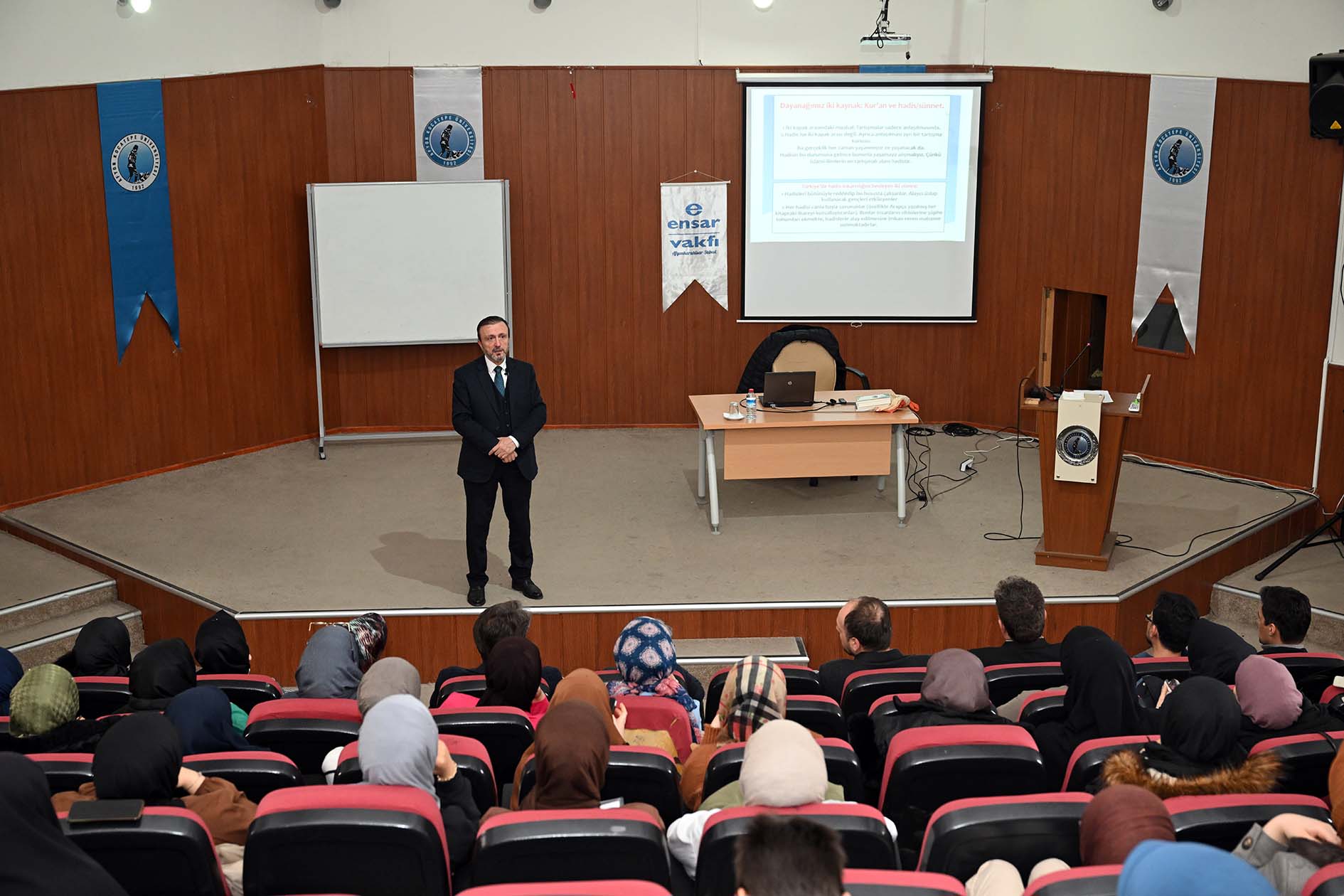 AKÜ'de ''Kuran Bize Yeter Söylemi'' Konulu Konferansı Gerçekleştirildi