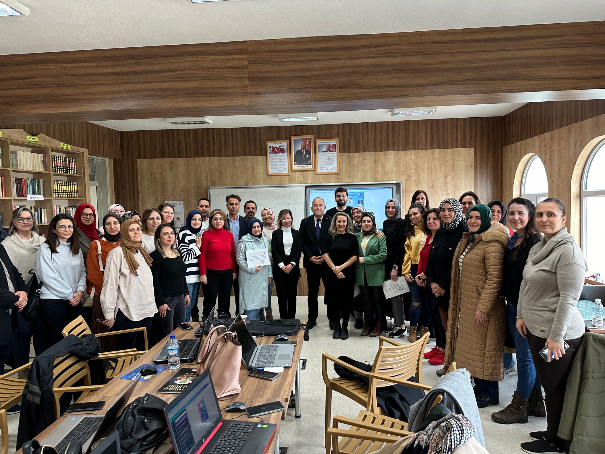 AFYONKARAHİSARLI ÖĞRETMENLER , E-TWİNNİNG ÇALIŞTAYI ’NA KATILDI