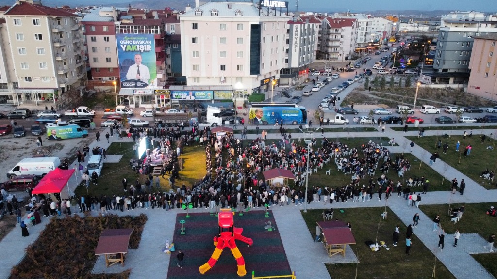 GENÇLİK BULUŞMASINDA PROJELERİNİ İNGİLİZCE ANLATTI