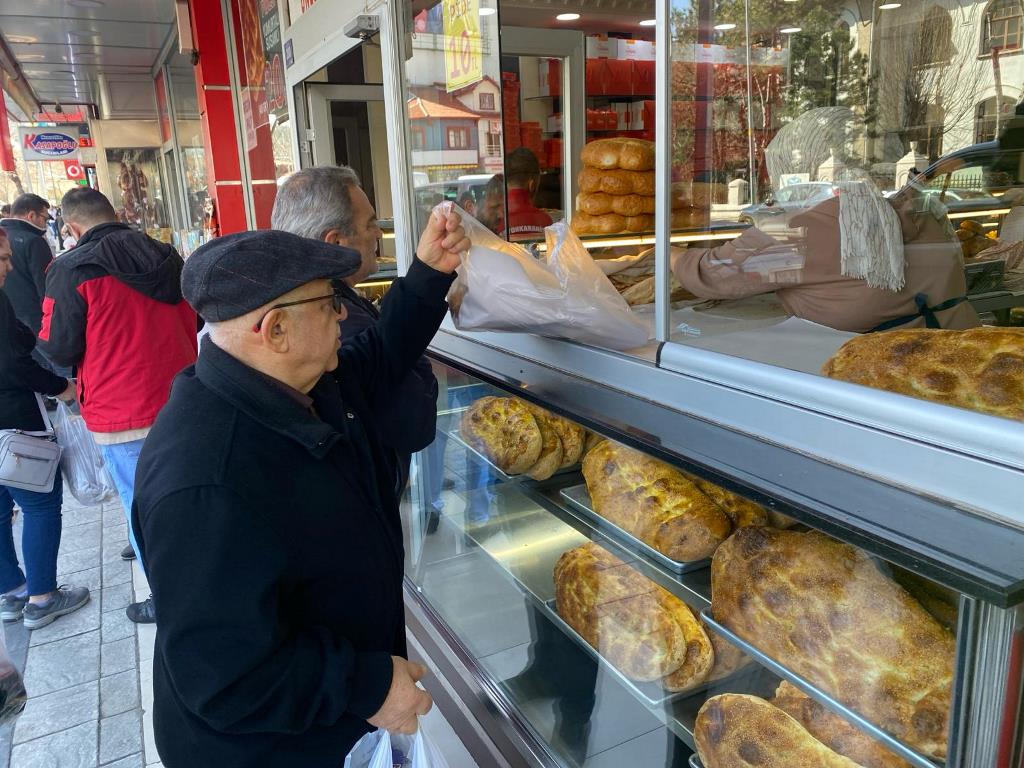 "KEBAP VAZGEÇİLMEZİMİZ PİDESİ İSE AŞKIMIZ"