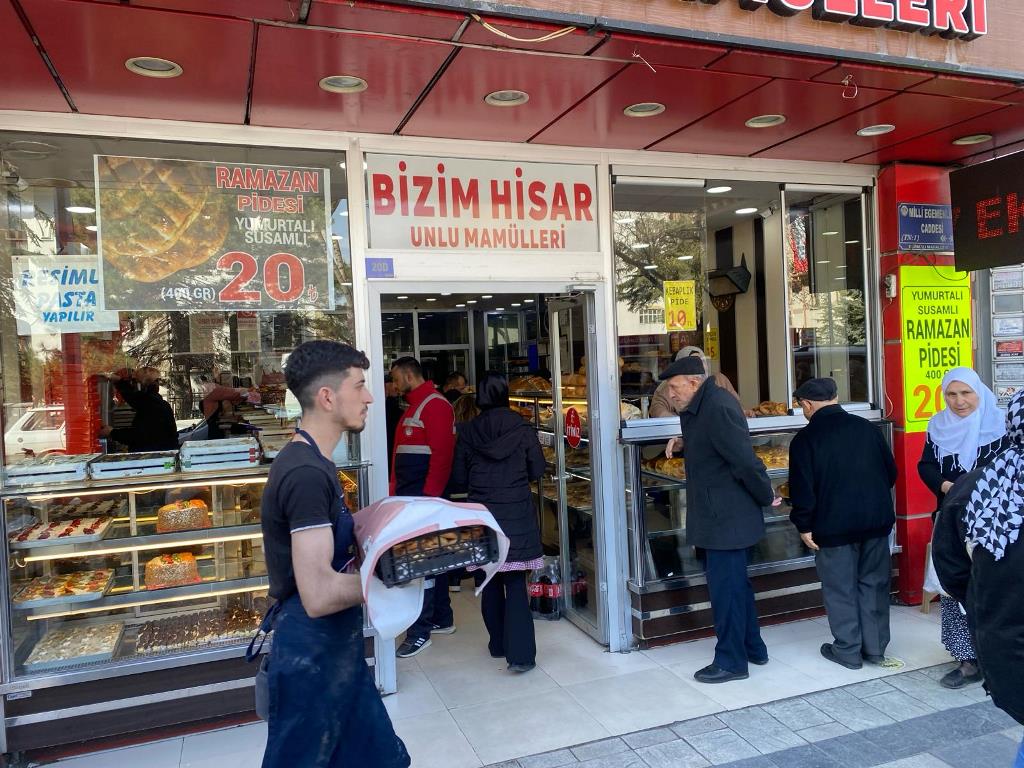 "KEBAP VAZGEÇİLMEZİMİZ PİDESİ İSE AŞKIMIZ"
